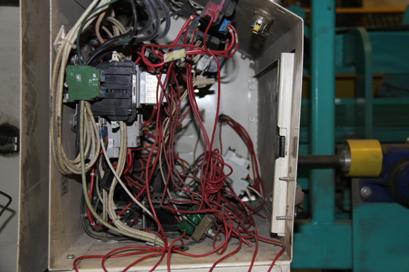 Il est fréquent de retrouver dans les consoles et les panneaux de contrôle des fils qui ne servent plus, des fils beaucoup trop longs, des pièces électriques et électroniques de toute sorte, des contaminants, des fusibles à la traîne, de la quincaillerie, des ventilateurs de refroidissement qui ne fonctionnent plus ainsi que des filtres d’aération colmatés. De plus, au cours des années, plusieurs personnes font des modifications sans qu’elles ne soient répertoriées et/ou dessinées, et souvent, comme on est pressé, les travaux ne sont pas exécutés dans les règles de l’art. En cas de problème, bonne chance pour trouver rapidement la panne ! 